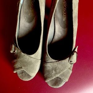 NWOT Aerosoles Grey suede pumps with 2” heel. Silver colored buckle. Size 9M
